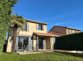 Sunny House - Villa 4 chambres - Saint Genis Les Ollières，位于Saint-Genis-les-Ollières的酒店