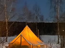 Winter Glamping Tent Hovfjallet Vitsand，位于图什比的豪华帐篷营地