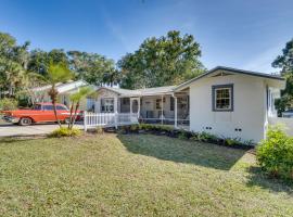 Vintage Mount Dora Cottage with Screened Porch!，位于芒特多拉的家庭/亲子酒店