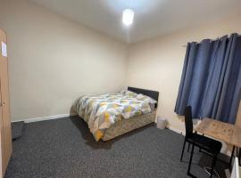Private double rooms near City centre, Coventry with free Parking/WiFi，位于考文垂的酒店