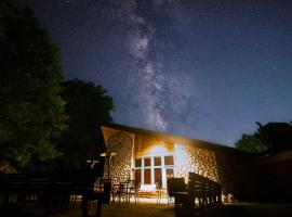 Whitetail Lodge，位于圣日耳曼的带热水浴缸的酒店