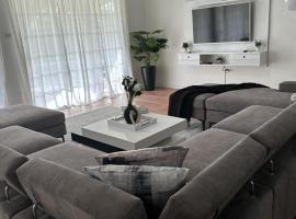 Eagles Nest Villa House AC TV WIFI Fan Luxury Modern，位于Albion的酒店