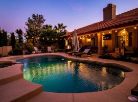 Stunning North Scottsdale Luxury Home wHTD Pool，位于凤凰城的酒店