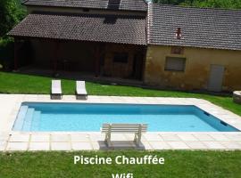 Domaine avec piscine à Milhac dans le Lot，位于米拉克的酒店