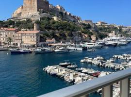 Sur le port face à la citadelle，位于博尼法乔的酒店