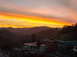 Rooftop Homestay With Mountains View，位于Panuānaula的酒店