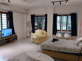 5-Person 1950s Shophouse: Vintage Charm & Smart TVs，位于太平的公寓