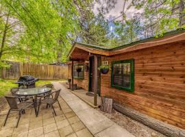 Knotty Pine: A Cute Ruidoso Classic with a Private Hot Tub!，位于鲁伊多索的别墅