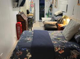 TINY HOME - Benny’s Bar，位于Lake Munmorah的酒店