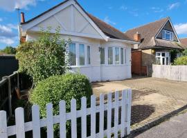 Cosy Bournemouth Bungalow，位于Longham的酒店