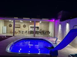 Casa con piscina y barbacoa，位于里韦拉的度假屋