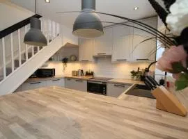 Lovely house overlooking field with woodland walks