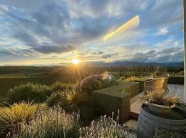 Quail Run Cottage with stunning vineyard views