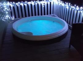 19 Laurel Close Highly recommended 6 berth holiday home with hot tub in prime location，位于塔特舍尔的酒店