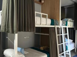 blue waves hostel amed，位于艾湄湾的酒店