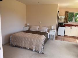 Carrickfergus Cottage Unit 1，位于Harihari的酒店