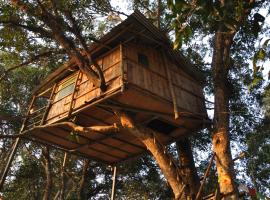 Pemsee's Tree Town - Eco Treehouse Hostel，位于索拉哈的酒店