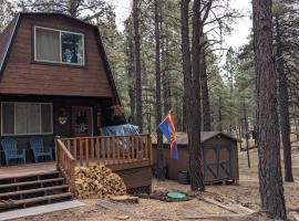 Friar Tuck Cottage - Close to Williams, Flagstaff and the Grand Canyon，位于威廉姆斯的乡村别墅