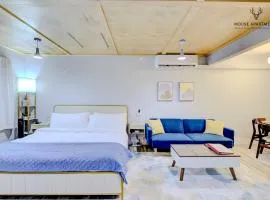 The Moose #5 - Modern Comfy Studio with King Bed, Free Parking & Fast WiFi