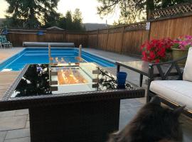 Bright poolside walkout two bedroom basement suite in the Okanagan，位于彭蒂克顿的酒店