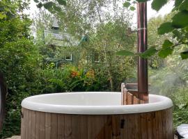 Enchanting Hand Painted Tabernacle with Hot Tub，位于布德的酒店
