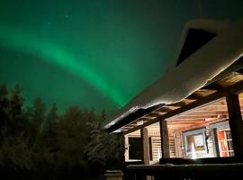 Authentic Log Cottage with Hot Tub，位于拉努阿的酒店