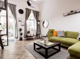 Walk to Nightlife from Elegant and Quiet Apartment，位于布达佩斯的分契式公寓
