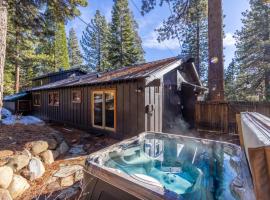 Hideaway in the Highlands - 4BR, Pet Friendly w Hot Tub - Minutes from the Lake & Tahoe City，位于塔霍城的度假屋