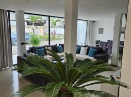 Urbanizacion privada "El Sol", Villa K2，位于马查拉的酒店