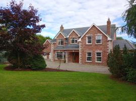 Tullynacrunat Lodge，位于卡斯尔布莱尼Castleblayney Golf Club附近的酒店