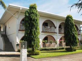 Lago de Oro Hotel & Cable Ski Park，位于Calatagan的酒店