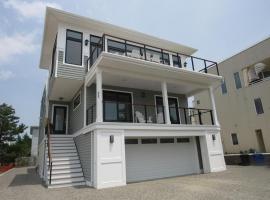 Steps To Ocean 6 Bedroom House W - Elevator，位于Harvey Cedars的酒店