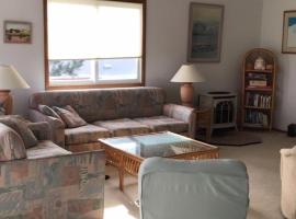 Classic Beach Home With Hot Tub!，位于Waretown的酒店