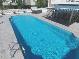 7 Bedrooms, Gorgeous Pool On The Ocean Side!，位于Loveladies的酒店