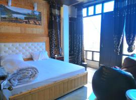 Waterfall homestay mashobra，位于马舍布拉的海滩酒店