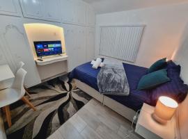 Relaxed Double bed with private bathroom, parking, WiFi and garden.，位于利兹的酒店