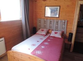 La chambre Montagne chez les garçons，位于Saint-Paul-sur-Yenne的住宿加早餐旅馆