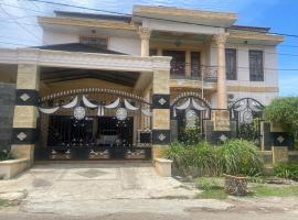 OYO 93502 Homestay Pakmuklis Syariah 2 Near Taman Mini Lhokseumawe，位于Lhokseumawe的酒店