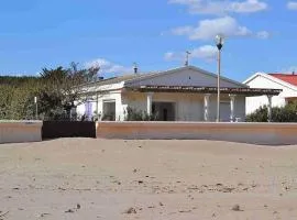 VILLA face à la plage avec terrasse et jardin