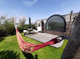 Tiny House De Boet, in Natuurgebied en vlakbij het Strand，位于卡兰茨奥赫的小屋