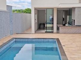Casa aconchegante c/ piscina e área de lazer，位于马林加的酒店