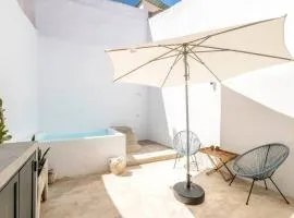 Traditional house: private pool and sunny terrace