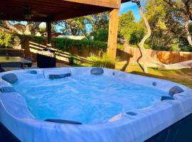 Knot Bay Haven, Dog Friendly, Hot Tub, Fenced yard, Patio and Grill, 3 BR，位于罗克波特的酒店