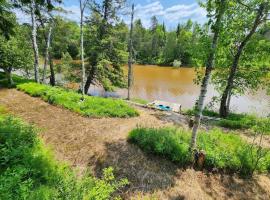 Riverfront~On ATV Trials~Near Mackinac Island，位于Hessel的度假屋