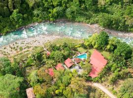 Casitas Del Rio Riverfront Jungle Beach Vacation，位于乌维塔的酒店