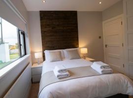 The Hillcrest, Luxury Accommodation in Castleblayney Town，位于卡斯尔布莱尼Castleblayney Golf Club附近的酒店