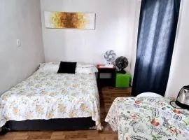 KITNET S4 em TORRES-RS - Confortável com cama casal box, bicama, televisão 43 polegadas, geladeira, micro-ondas, chaleira elétrica, ventiladores - Anfitriã Superhost no BnB