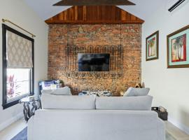 New! Historic 1bed/1bath Suite Steps to River St!，位于萨凡纳的酒店