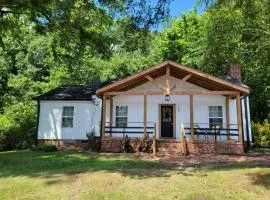 Town-Center Sanctuary:Cozy 3BD for Relocation