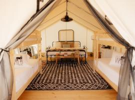 Deluxe Glamping Tents at Lake Guntersville State Park，位于甘特斯维尔的酒店